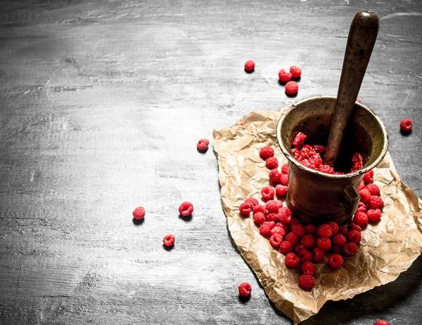 Bir harç havaneli ile Kırmızı Ahududu.