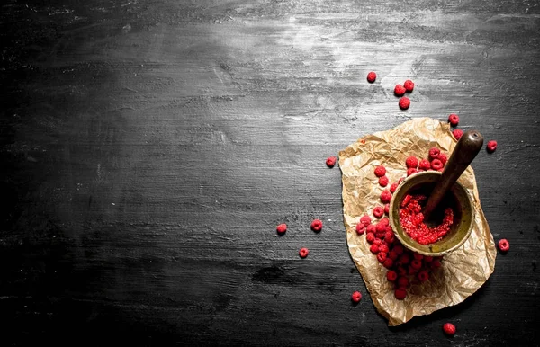 Bir harç havaneli ile Kırmızı Ahududu.