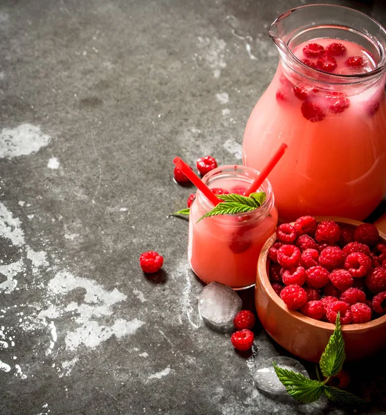 아이스 딸기와 나무 딸기 주스. — 스톡 사진