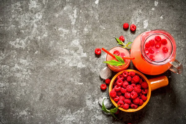 Jus Raspberry dengan buah beri dan es . — Stok Foto