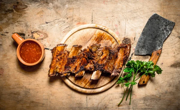 Domates sosu ve oyma balta ile mangalda pirzola.