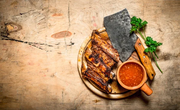 Domates sosu ve oyma balta ile mangalda pirzola.