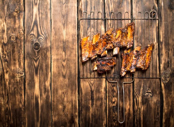 Costelas de churrasco de carne na grelha . — Fotografia de Stock