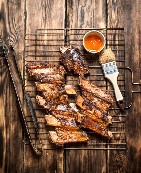 Domates soslu kızarmış domuz kaburga.