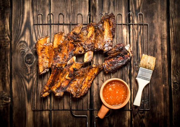 Domates soslu kızarmış domuz kaburga.