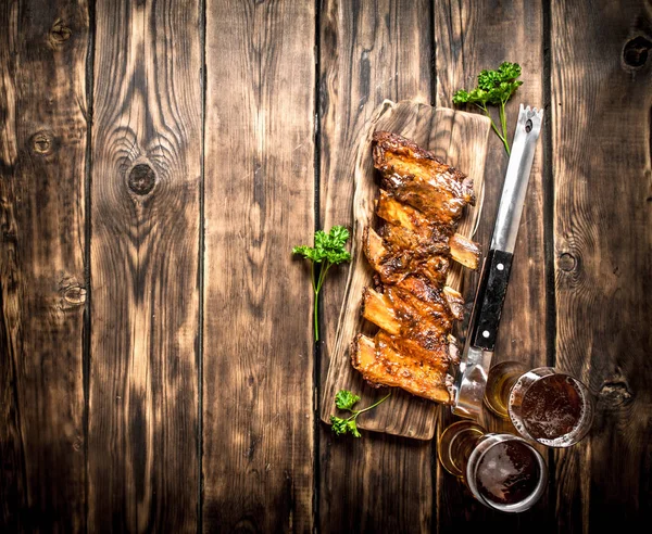 Soğuk bir bira ile Barbekü kaburga.