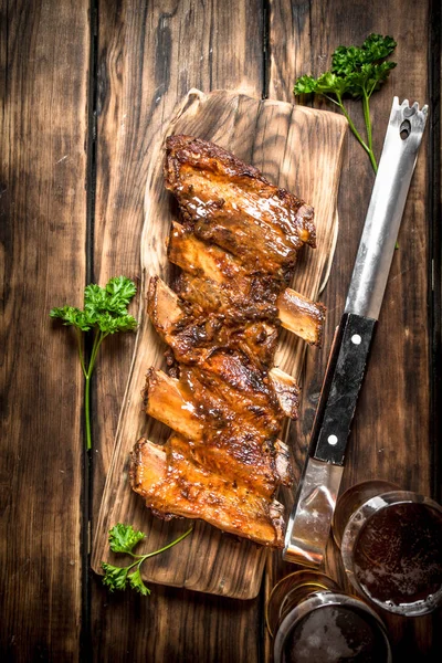 Soğuk bir bira ile Barbekü kaburga.