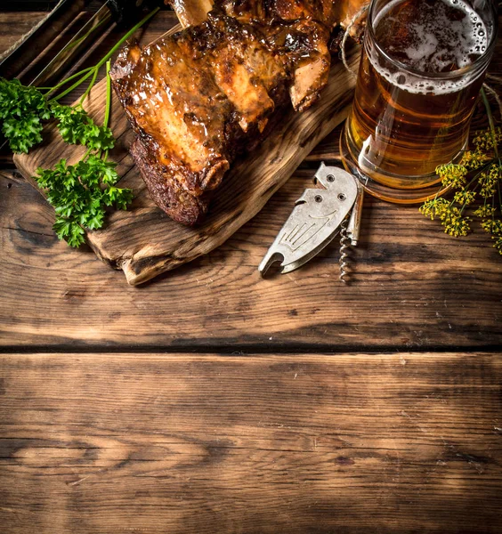 Barbecue ribs with a cold beer. — Stock Photo, Image