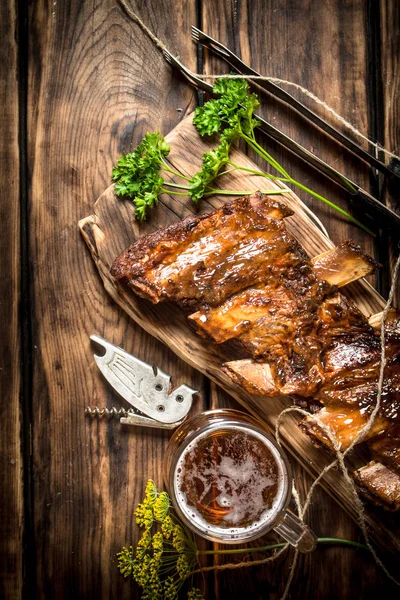 Soğuk bir bira ile Barbekü kaburga.