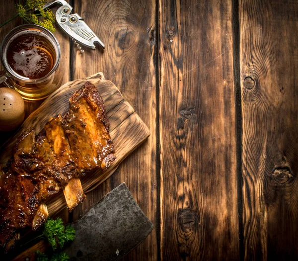 Costolette di maiale alla griglia con ascia di carne e birra . — Foto Stock