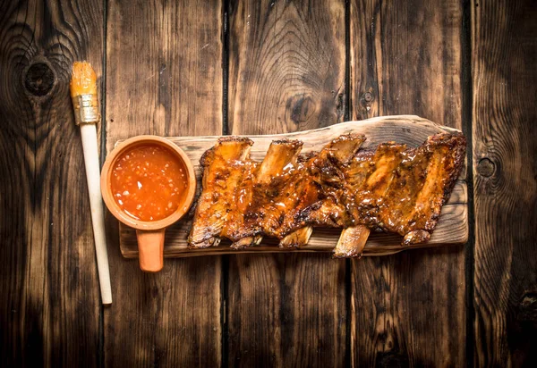 Barbekü Domuz kaburga baharatlı sos ile.