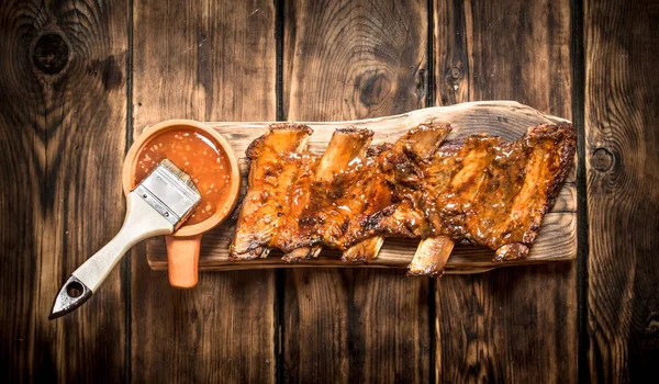 Barbekü Domuz kaburga baharatlı sos ile.