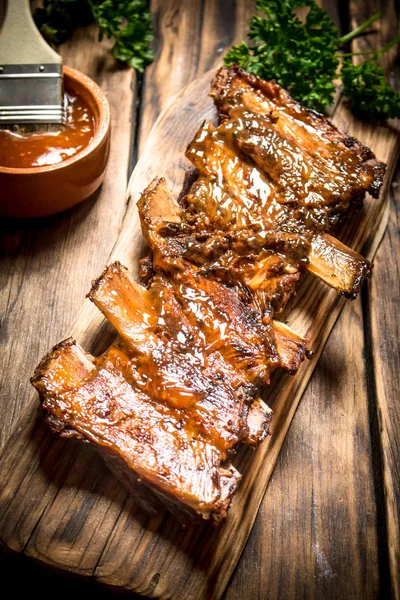 Kaburga ızgara bira ve otlar ile.