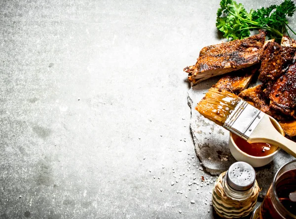 Costelas de churrasco defumadas com cerveja e ervas . — Fotografia de Stock