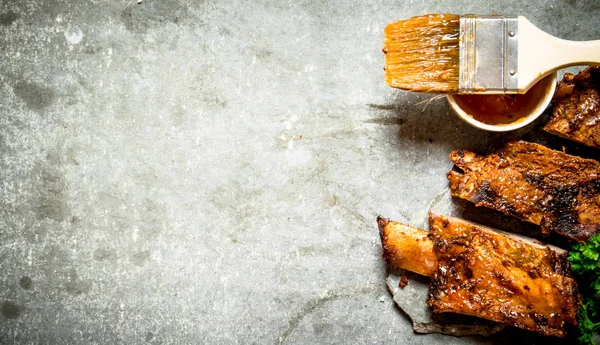 Domates soslu ızgara domuz kaburga.