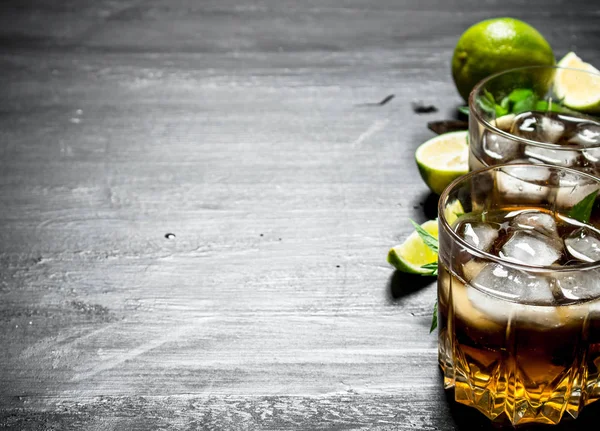 Rum buz, nane ve limon ile.