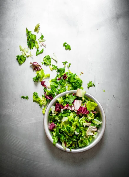 taze yeşillik salatası.