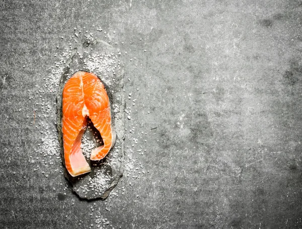 tuz ile ham alabalık parçası.