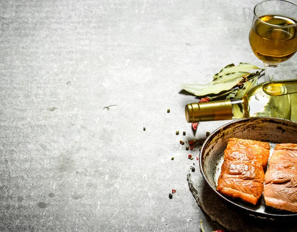 White wine with a grilled salmon fillet. — Stock Photo, Image