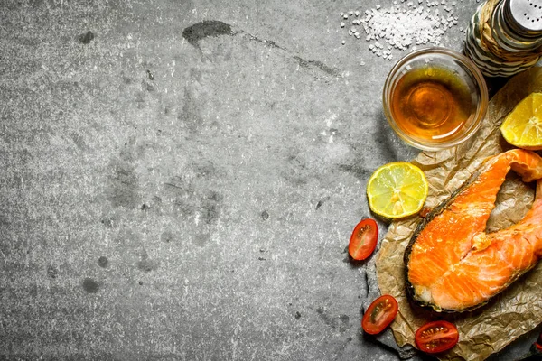 Zeytinyağı, domates, limon ve baharatlar ile ızgara somon.