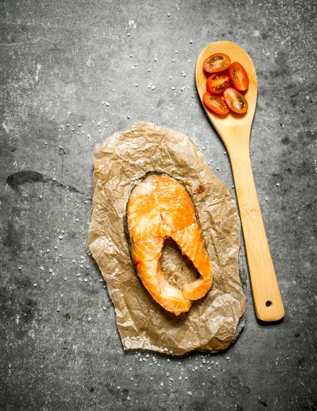 bir kaşık domatese ile ızgara somon.