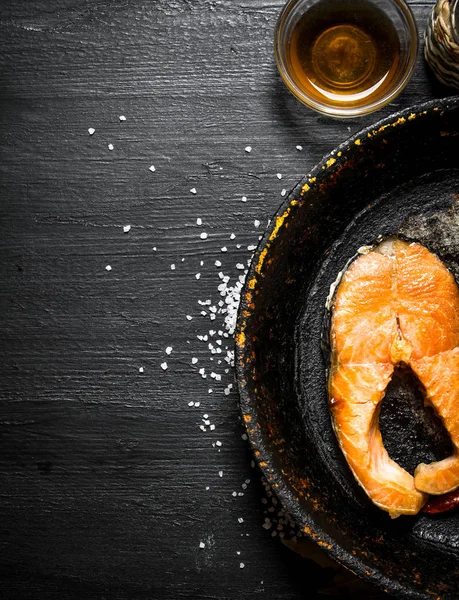 Zeytinyağı ve tuz ile ızgara somon.