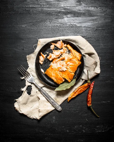 Salmón frito con especias en un tazón . —  Fotos de Stock