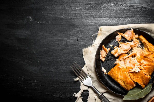 Bir kase içinde baharatlar ile kızarmış somon.