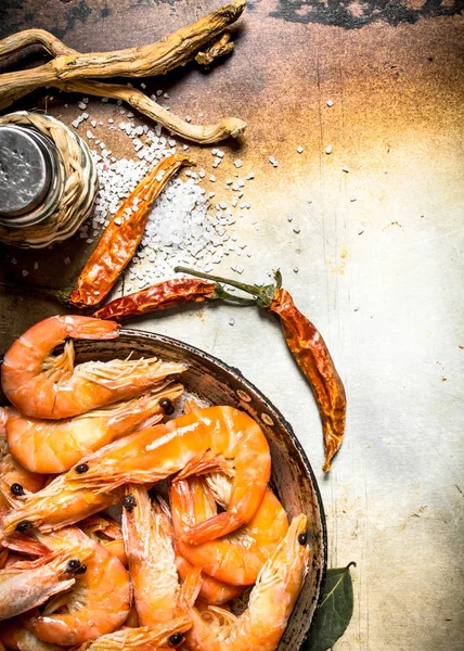 Tuz ve baharatlar ile karides.