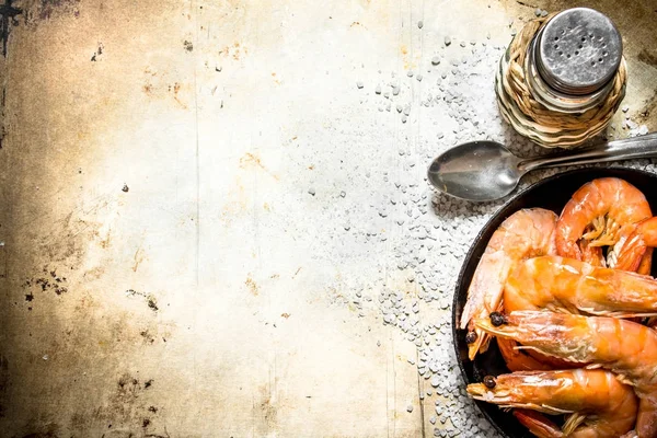 Tavada karides ve tuz.