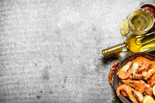 Beyaz şarap ve limon ile karides.