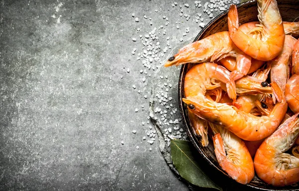 Tuz ve defne yaprağı ile karides. n taş tablo.