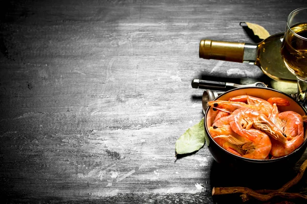 Beyaz şarap ile karides ve bir tirbuşon.