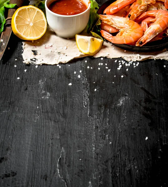 Eski kumaş üzerine domates soslu karides.