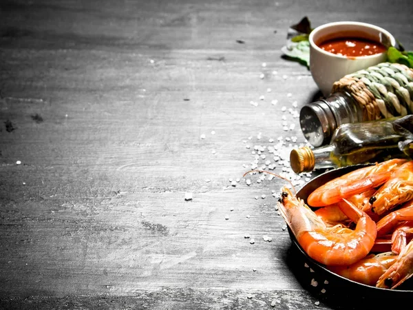 Karides sosu, zeytinyağı ve tuz.