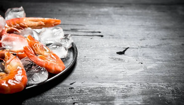 Plaka üzerinde buz ile karides.