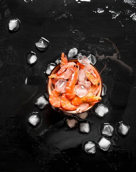 Креветки со льдом в миске . — стоковое фото