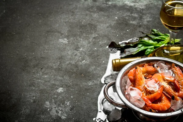 Beyaz şarap karides ve buz ile.