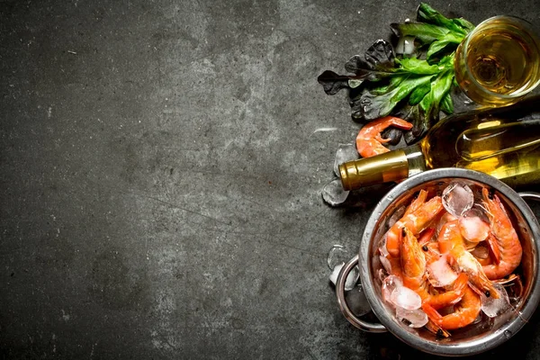 Beyaz şarap karides ve buz ile.