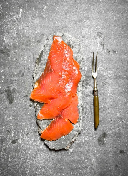 烟熏三文鱼用叉子的薄片. — 图库照片