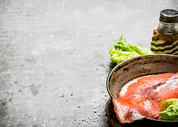 Otlar ve tuz tuzlanmış somon ince dilimler.