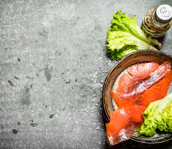 Otlar ve tuz tuzlanmış somon ince dilimler.