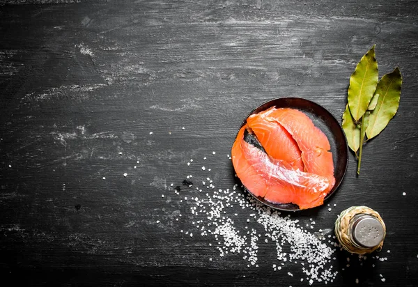 Somon füme tuz ile ince dilim.