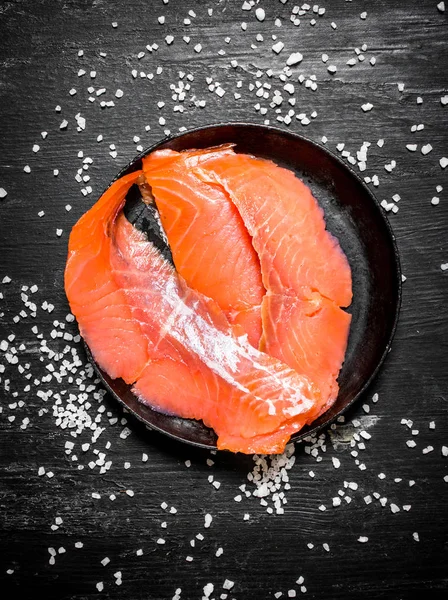 Somon füme tuz ile ince dilim.