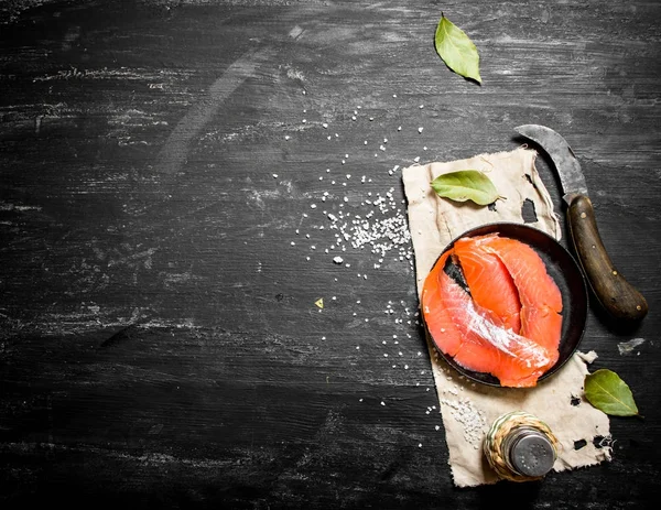 Baharatlar ve tuz füme somon dilimleri.