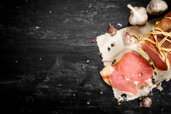 Dilimlenmiş jambon baharat ve sarımsak ile.