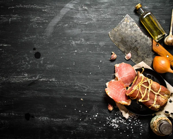 Bir balta ve baharat ile jambon .