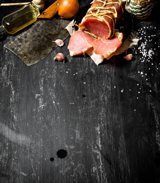 Bir balta ve baharat ile jambon .