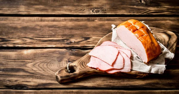 Gemide dilimlenmiş jambon.