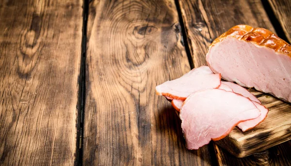 Gemide dilimlenmiş jambon.